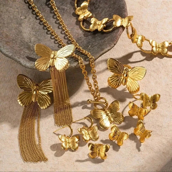 Butterfly 18K Gold Stainless Steel Waterproof Necklace - Picture 4 of 13